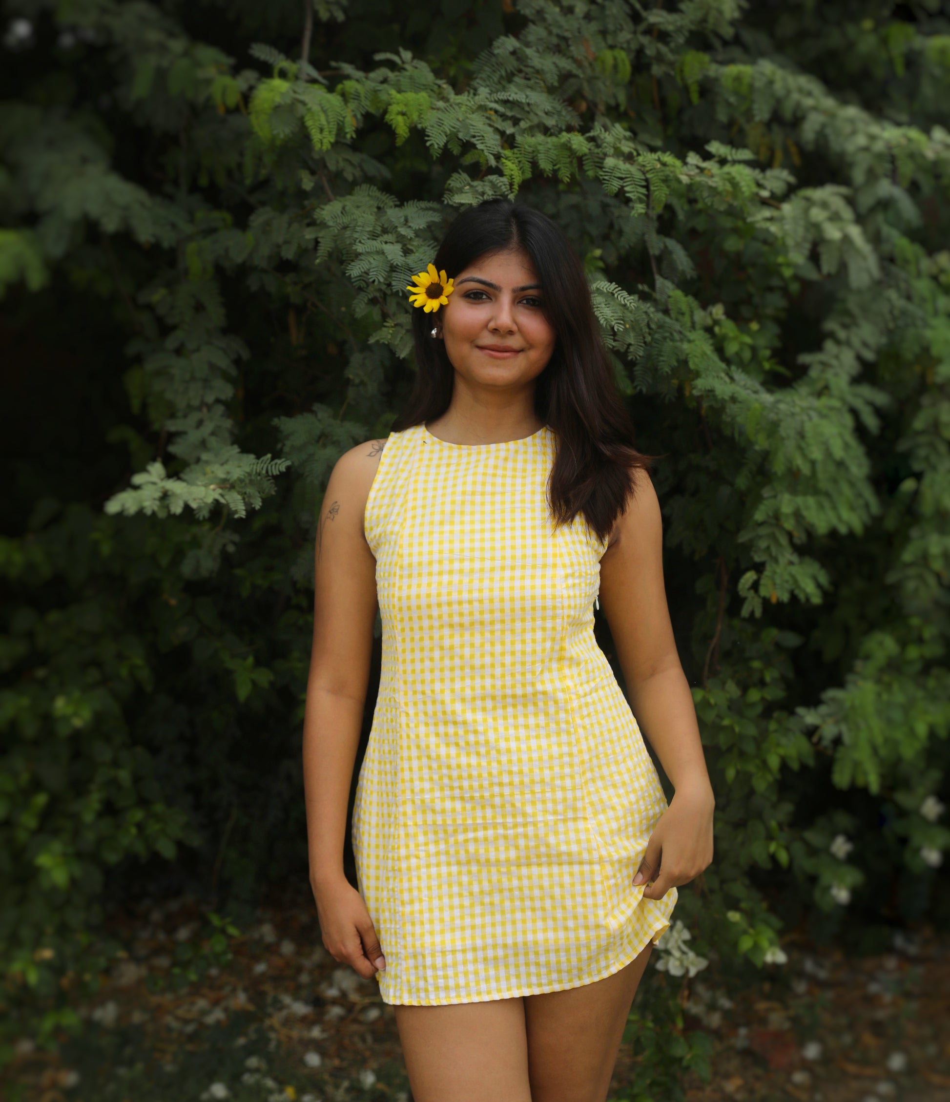 Straight-fit yellow gingham dress, ideal for sunny days